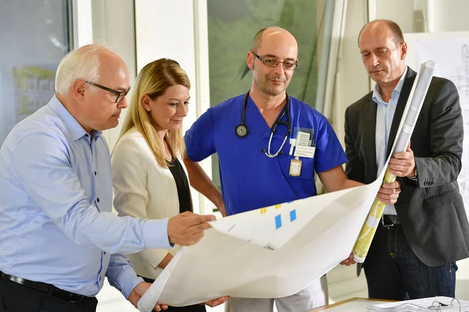 Projektbeteiligte mit Bauplänen