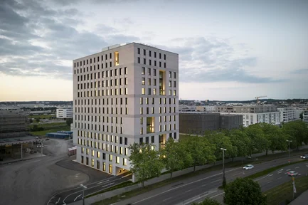Flugfeldklinikum: Verwaltung, Akademie und Schule