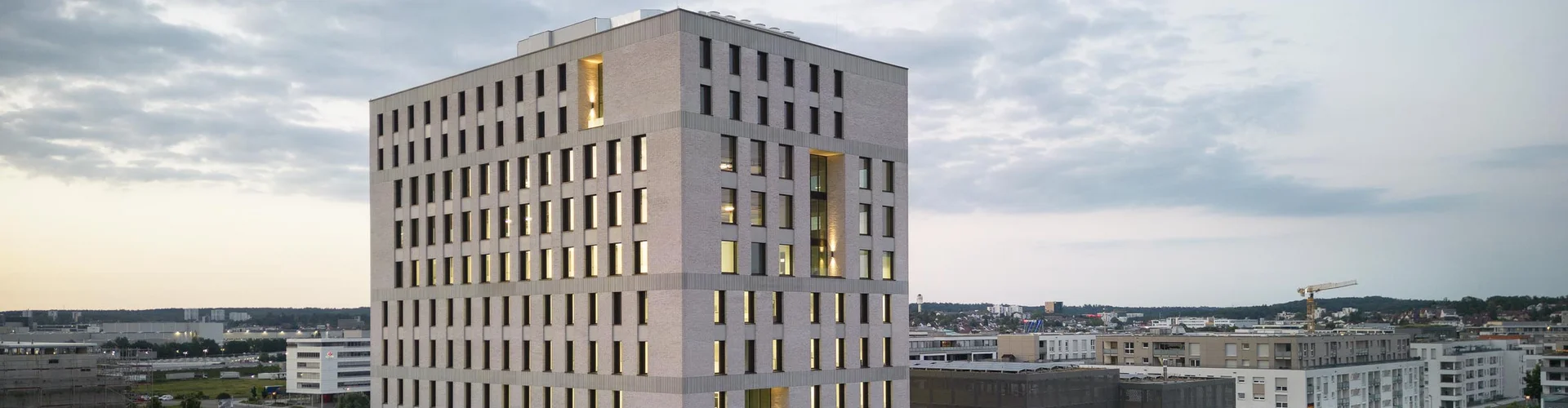 Flugfeldklinikum: Verwaltung, Akademie und Schule