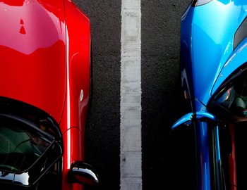 Zwei parkende Autos