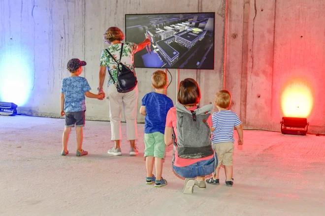 Besucher einer Infoveranstaltung zum Flugfeldklinikum