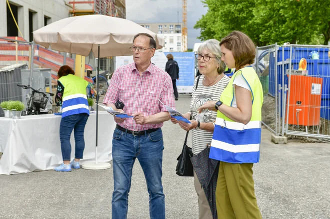 Besucher einer Infoveranstaltung zum Flugfeldklinikum