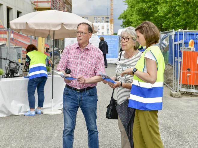 Besucher einer Infoveranstaltung zum Flugfeldklinikum