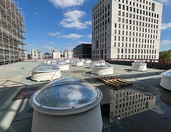 Flugfeldklinikum: Lichtkuppeln