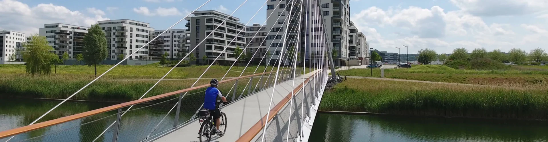 Flugfeld: Brücke mit Radfahrer