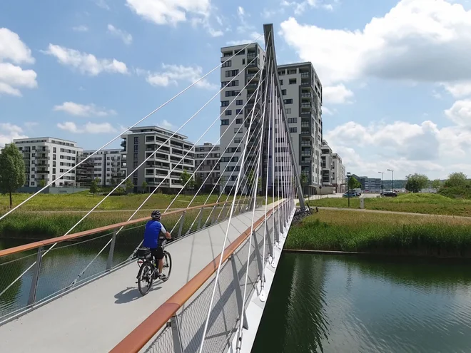 Flugfeld: Brücke mit Radfahrer